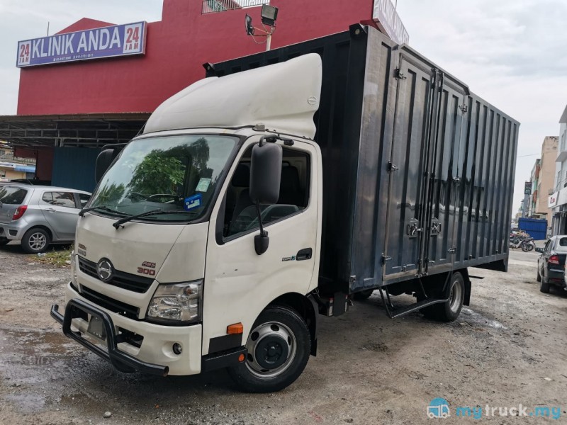 2019 Hino XZU720R Container Corrugated Local 17 Feet Can Loan 7,500kg ...