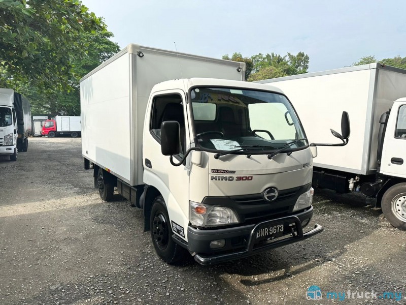 2014 Hino WU640R with Tail Lift 4,800kg in Kuala Lumpur Manual for RM66 ...