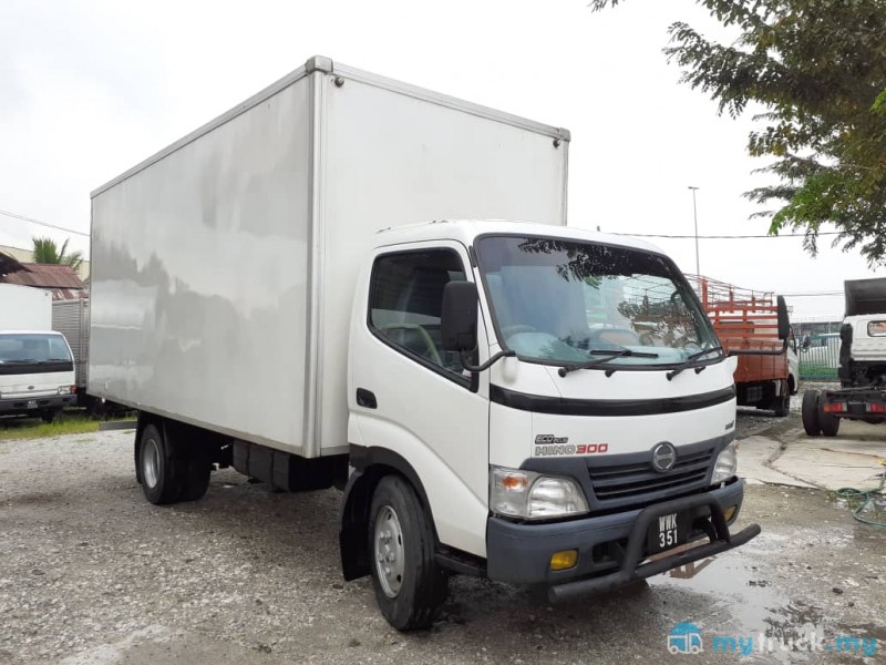 2011 Hino XZU413 FIBER BOX 17'6